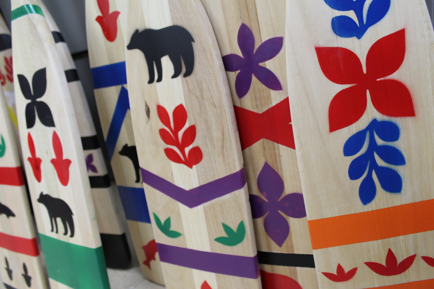 Paddles (apowai) with traditional Atikamekw patterns produced by the Tapiskwan collective 
